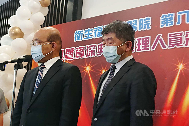 華航諾富特案累積26人確診,外界質疑中央流行疫情指揮中心指揮官陳時中(右)防疫不周;行政院長蘇貞昌(左)4日指出,政府做事還須人們配合,否則陳時中再神仙也做不到沒破口,籲全民落實防疫SOP。中央社記者陳婕翎攝 110年5月4日