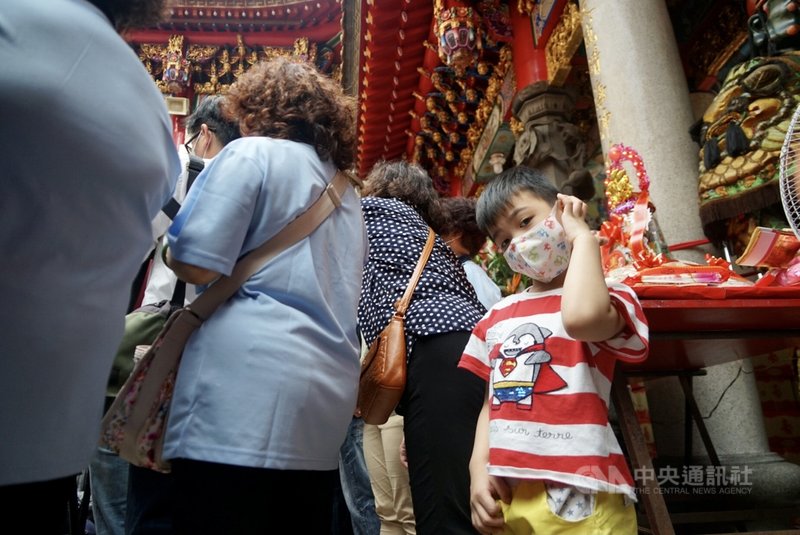 三重義天宮4日舉辦媽祖祝壽大典,不少民眾一早就前往參拜。中央社實習記者周怡楨攝 110年5月4日