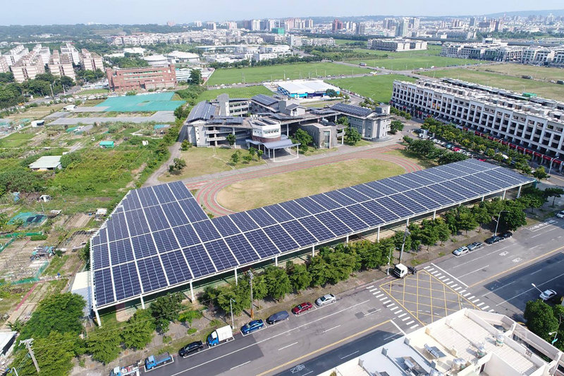 高雄市政府工務局與教育局合作辦理62所市有學校屋頂設置太陽光電設備,今年3月共分7個標案辦理招租,評選優勝廠商,最後由聯合再生能源股份有限公司等廠商得標,7標共設置16.4MW(百萬瓦),4日舉行簽約儀式,宣示高雄市府推動綠電決心。(高雄市工務局提供)中央社記者洪學廣傳真 110年5月4日