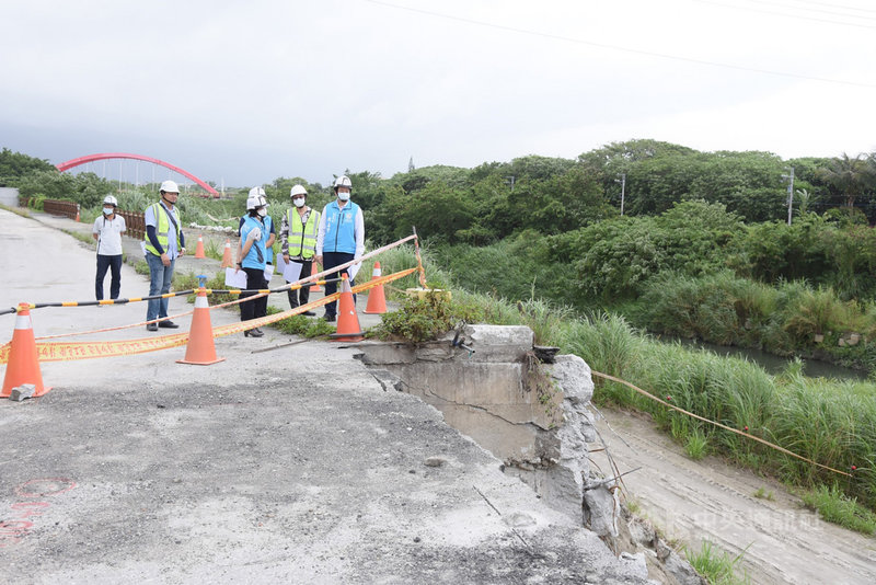 花蓮市農兵橋獲嘉邑行善團出資改建,但封橋迄今近1年未動工引發質疑,花蓮市長魏嘉賢(右)4日到現場了解進度並指出,預力梁命名「新農兵橋」的工程並非完全沒動作,施工廠商目前已完成12根預力梁製作,只要主體基座施作後,整座橋梁即可上架。(花蓮市公所提供)中央社記者李先鳳傳真 110年5月4日