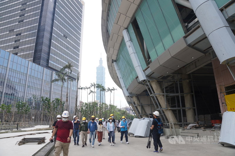 台北市議會工務委員會4日前往台北大巨蛋會勘,就大巨蛋公安及周邊道路工程進行市政考察。中央社記者徐肇昌攝 110年5月4日