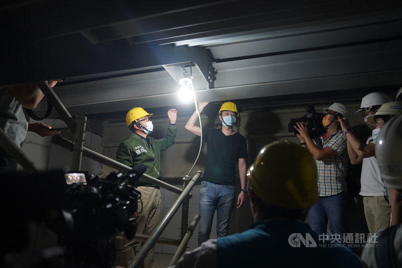 台北市議會工務委員會4日前往台北大巨蛋會勘,就大巨蛋公安及周邊道路工程進行市政考察。身高190公分的國民黨台北市議員李柏毅(後中)質疑逃生梯通道高度。中央社記者徐肇昌攝 110年5月4日