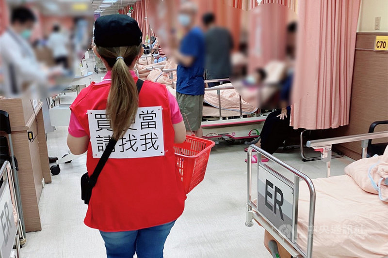 奇美醫學中心4日表示,院方研議後決定在急診室提供就近售餐服務,透過院內跨科部協調,由營養師為餐點品質把關,營養科人員會到病床邊詢問購餐需求,提供便當、鹹粥、麵包、水等餐點,有效降低照顧者離開時間,也提升病人購餐便利度與安全性。(奇美醫學中心提供)中央社記者楊思瑞台南傳真 110年5月4日