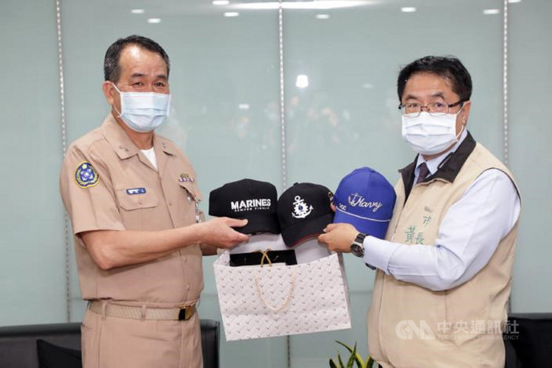 海軍司令部副司令胡展豪(左)4日到台南市政府拜會台南市長黃偉哲(右),針對深具歷史意義的功勳艦「中海艦」保存與展示事宜交換意見,雙方並致贈紀念禮品。(台南市政府提供)中央社記者楊思瑞台南傳真 110年5月4日