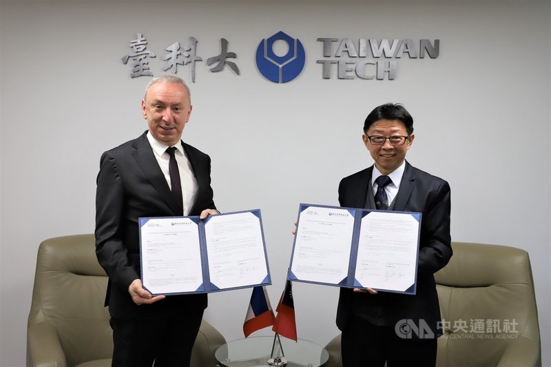 法國在台協會主任公孫孟(左)與台灣科技大學校長顏家鈺(右)簽署「法國在台協會.國立台灣科技大學獎學金」,加碼提供獎學金人數與協助,鼓勵台科大優秀學生赴法國學習。(台科大提供)中央社記者許秩維傳真 110年5月4日