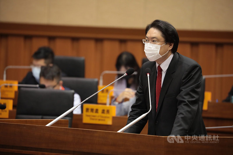 基隆市長林右昌(右)4日在市議會表示,交通部去年召開「北北基軌道路網政策溝通平台」會議,邀基隆與雙北首長共商3市軌道發展方向,獲5大共識;其中涉及基隆部分,包括基隆輕軌升級基隆捷運、台北端將延伸至南港、民生汐止線與基隆捷運整合,而八堵–基隆路段正納入都市縫合理念評估規劃方案,將持續規劃討論。中央社記者王朝鈺攝 110年5月4日