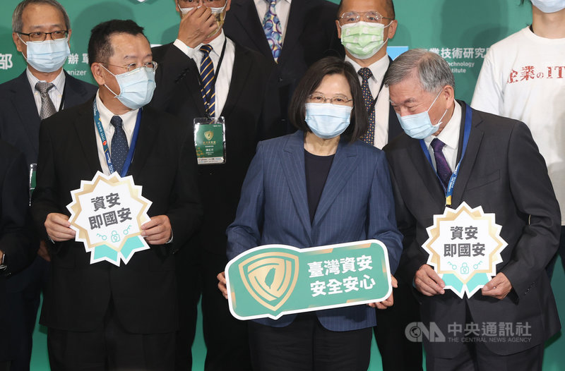 2021台灣資安大會4日在台北南港展覽館2館舉行開幕典禮,總統蔡英文(前中)在國安會秘書長顧立雄(前左)、行政院副院長沈榮津(前右)等陪同下出席。中央社記者鄭傑文攝 110年5月4日