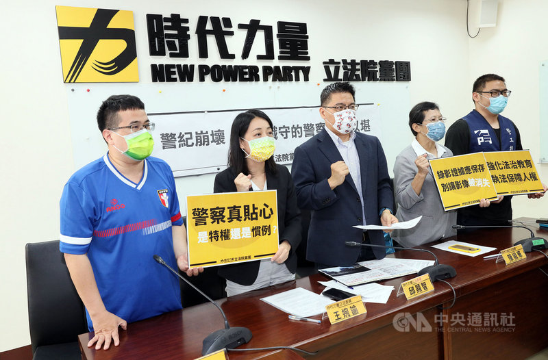 立法院時代力量黨團4日舉行記者會,要求警政署盡速啟動改革機制,落實證據保全的程序。現任警察石明謹(左)出席發言,多數同僚都奉公守法,但整個體制長期不願積極認錯的態度,也影響到基層警員的教育。中央社記者郭日曉攝 110年5月4日