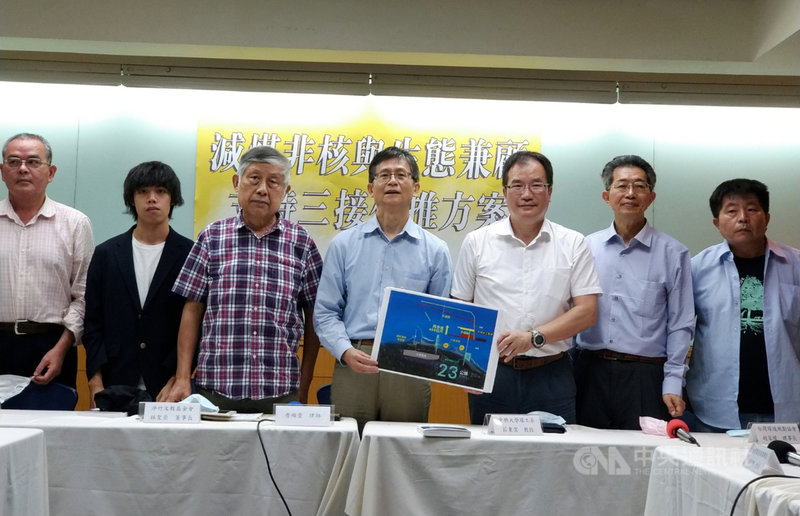 前環保署副署長、本全律師事務所律師詹順貴(左4)4 日邀集學者、地方代表共同舉行「減煤、非核與生態兼顧支持三接外推方案」記者會,中興大學環工系教授莊秉潔(右3)等人出席。中央社記者張雄風攝 110年5月4日