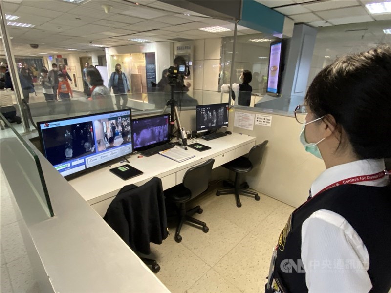 泰國一名台商在泰國確診武漢肺炎後,搭乘長榮航空偷溜回台,指揮中心指揮官陳時中4日證實,個案2日搭機返台,入境時因發燒遭攔截,4日確診送醫。圖為桃園機場檢疫處。(中央社檔案照片)