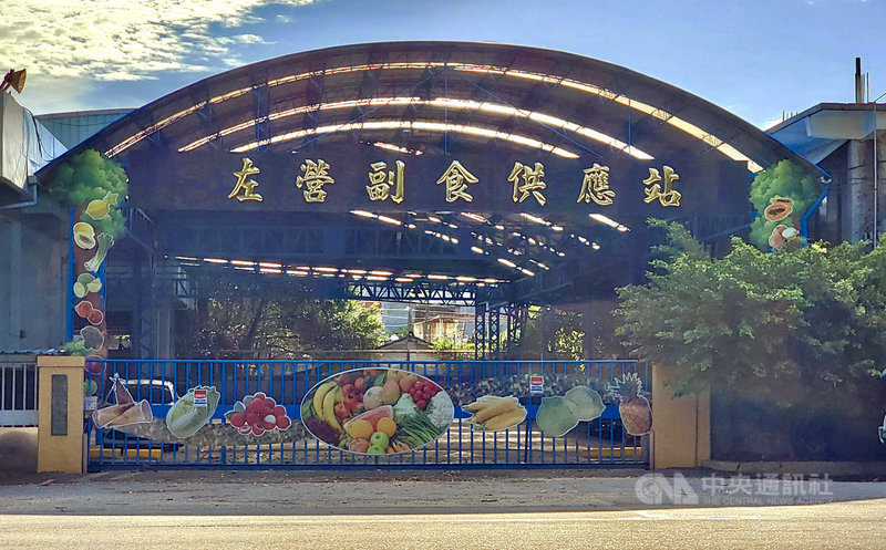 國軍被爆料,左營副食供應站採買到外包裝標示為台灣豬,但內容物標示為美國豬的豬排。國防部4日在例行記者會中表示,標示方式符合規範,肉品外包裝原產地指的是製造、加工地區,也就是台灣;但同時也有明確標示豬肉原產地是美國,官兵可以依照標示選購。中央社記者董俊志攝 110年5月4日