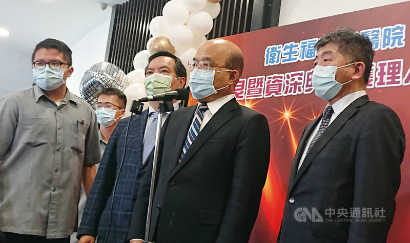 雙北市警察局長3日晚間出席義警餐會,2名黑衣人到餐廳丟蟑螂滋事。行政院院長蘇貞昌(右2)4日上午出席衛福部醫院優良暨資深典範護理人員頒獎典禮,活動前受訪表示,對於黑道行為絕不容忍,將嚴格掃黑,以行動支持警界。中央社記者陳婕翎攝 110年5月4日