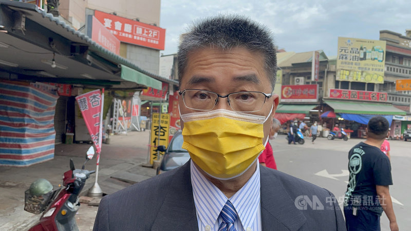 雙北市警察局長3日晚間出席義警餐會,2名黑衣人到餐廳丟蟑螂滋事。內政部長徐國勇(圖)4日在雲林接受媒體聯訪表示,第一時間要求警政單位盡速查明原因,且對不法分子嚴加掃蕩,絕不讓不法分子挑戰公權力。中央社記者姜宜菁攝 110年5月4日