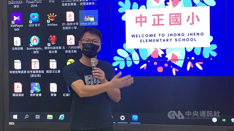 金門縣中正國小吹鼓陣是學校最具特色社團,不僅是金門地區具代表性的傳統陣頭,也是全台灣地區少見的傳統陣頭。台中市議員王立任(圖)4日觀看演出後深受感動。中央社記者黃慧敏攝 110年5月4日