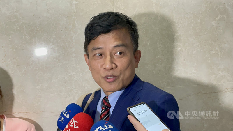 資深媒體工作者彭文正(圖)公開質疑總統蔡英文學歷造假挨告,台北地檢署依加重誹謗罪起訴,台北地方法院4日下午開庭,彭文正出庭前接受媒體聯訪。中央社記者劉世怡攝 110年5月4日