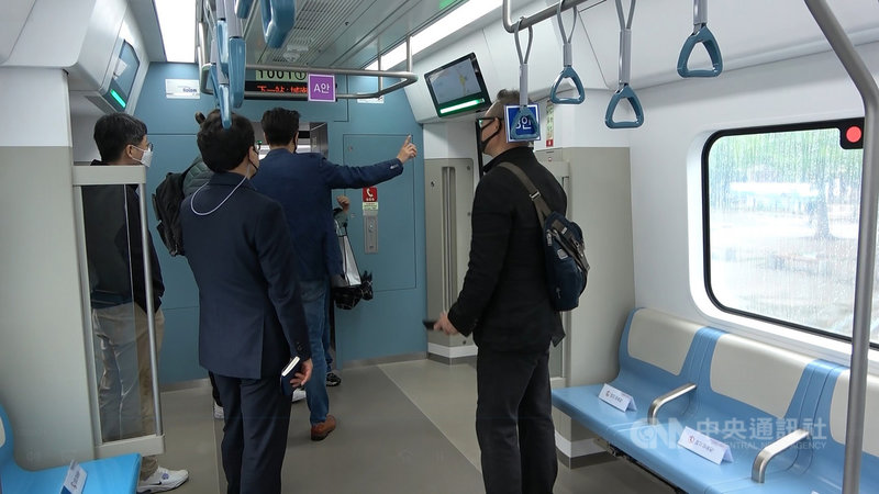 韓國國土交通部4月20日至5月6日在首爾、京畿道展示首都圈廣域急行鐵道(GTX)模擬車廂,內建3種握桿、座椅及懸吊握把方案,供民眾先行體驗,投票選出最符合實際需求的樣式。中央社記者廖禹揚京畿道攝 110年5月4日