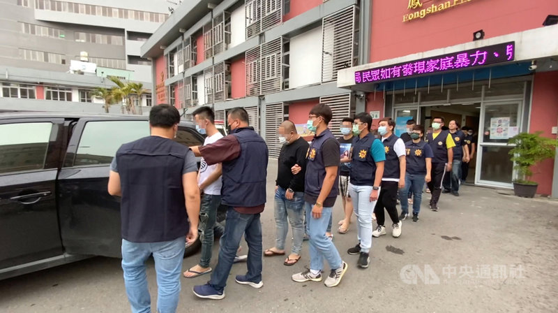 高市李姓男子當街遭衝撞毆打,鳳山警分局鎖定四海幫捍衛隊成員吳姓男子為首的暴力集團,3日逮獲12人到案,並扣得愷他命、毒咖啡包等證物。(高市鳳山警分局提供)中央社記者洪學廣傳真 110年5月4日
