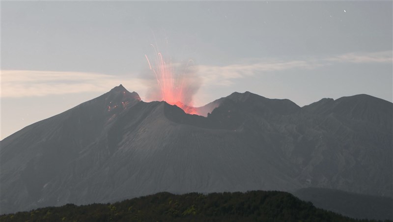 日本鹿兒島市櫻島南岳山頂火山口4日上午9時許噴發,噴煙高度達火山口上方約1700公尺。圖為南岳山頂火山口4月25日噴發情形。(共同社)