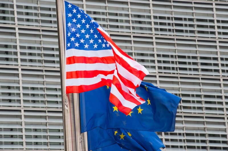 歐盟不滿美國「降低通膨法案」補貼美企，美國與歐盟5日召開貿易會談。圖為美國國旗及歐盟旗幟。（圖取自facebook.com/EuropeanCommission）