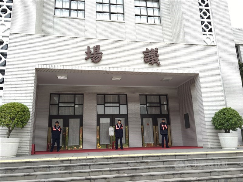 立法院長游錫堃3日在議場召集朝野黨團研商修憲委員會相關事宜,在國民黨團缺席下,民進黨、民眾黨及時代力量黨團決定於17日召開修憲委員會第一次會議。(中央社檔案照片)