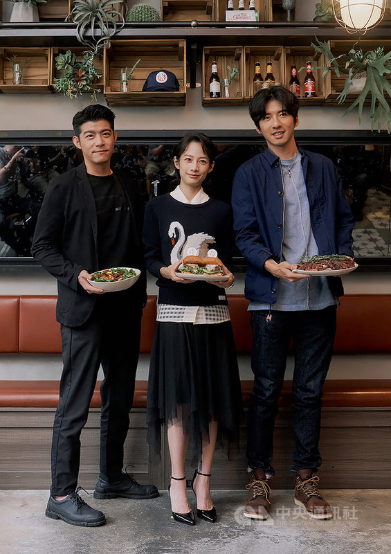 融合美食與警匪動作類型影集「美食無間」已開拍,由演員傅孟柏(右)、簡嫚書(中)與王柏傑(左)主演,預計將於2022年春季播映。(發起日影業提供)中央社記者葉冠吟傳真 110年5月4日
