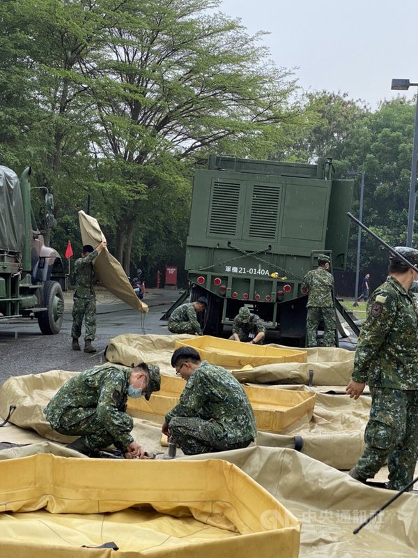 高雄市水情嚴峻,為紓解供水問題,協調軍方引進野戰淨水車,在本洲工業區架設淨水設備,已進入試運轉,預計4日下午可以產出非民生使用的次級用水。(本洲工業區服務中心提供)中央社記者王淑芬傳真 110年5月4日
