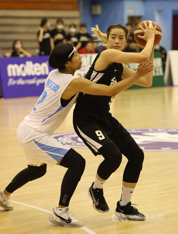第16屆WSBL女子超級籃球聯賽例行賽持續進行,台元紡織4日晚間在林文佑(右)關鍵三分球帶領下,以67比61擊敗台灣電力。(中華民國籃球協會提供)中央社記者黃巧雯傳真 110年5月4日