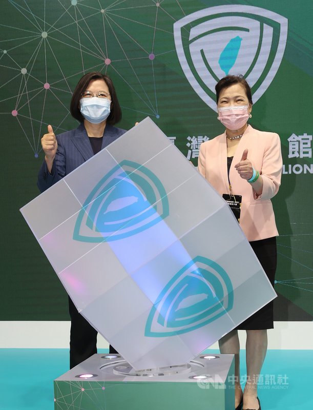 2021台灣資安大會4日在台北南港展覽館2館舉行開幕典禮,總統蔡英文(左)出席,與經濟部長王美花(右)主持啟動儀式。中央社記者鄭傑文攝 110年5月4日