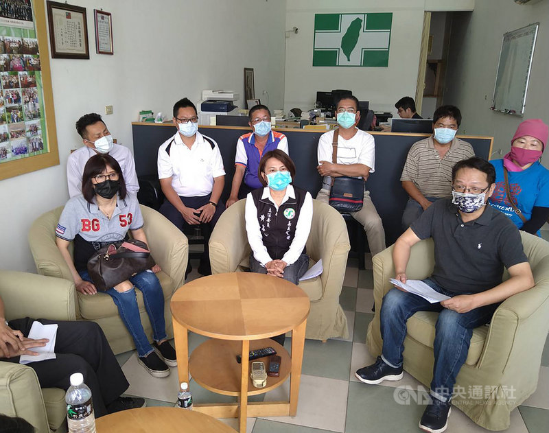 民進黨嘉義市黨部主委黃露慧(前中)和執行長林振誠(前右)等人4日舉行記者會,黃露慧表示,希望能獲黨中央明確指示如何判斷人頭入黨標準,「我有責任把關、遵守黨的規定」。中央社記者姜宜菁攝 110年5月4日