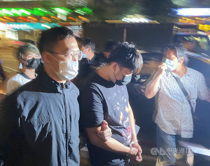 黑衣人餐廳丟蟑螂案引發各界關注,警方獲報後立即成立專案小組偵辦,鎖定涉案犯嫌為4男1女。經警方積極追緝,4日下午先查獲女性犯嫌,約晚間8時30分再將吳男等4嫌拘提到案。中央社記者黃麗芸攝 110年5月4日