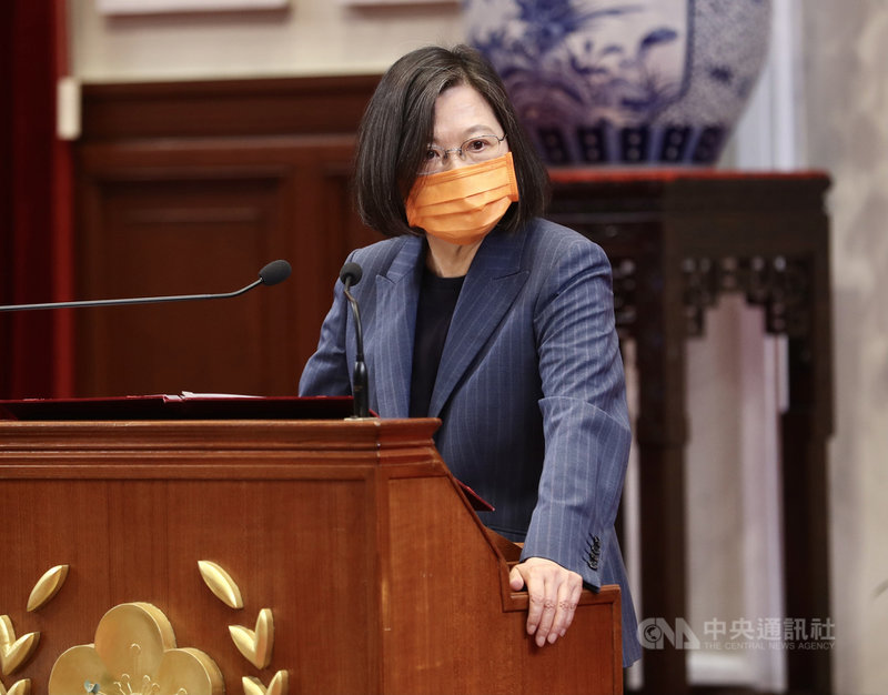 總統蔡英文(圖)4日在總統府接見「2021 GiCS第一屆尋找資安女婕思獲獎隊伍」,蔡總統致詞時表示,透過這樣的競賽,可以激勵更多的女性在資安科技的領域中做更深入更專業的發展。中央社記者張皓安攝 110年5月4日