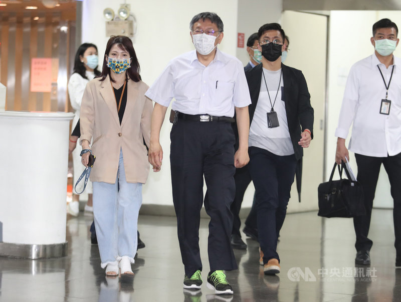 台北市成功國宅最近傳出有確診機師足跡,但並未出現在衛福部公布足跡中,引發居民疑慮。台北市長柯文哲(前左2)表示,人不會因為部會不同就不會傳染,盼中央提供完整名單,並呼籲不要「政治干預專業」,放寬管制的動線與SOP都要重新設計並給專家檢視。中央社記者張新偉攝 110年5月5日