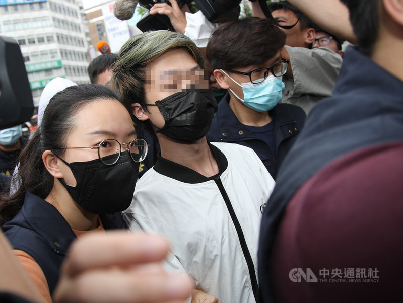 北市黑衣人餐廳潑灑蟑螂案引發各界關注,警方獲報後立即成立專案小組偵辦,鎖定在逃4男1女,5日上午將涉案曹姓男子(前左2)移送北檢。中央社記者張新偉攝 110年5月5日