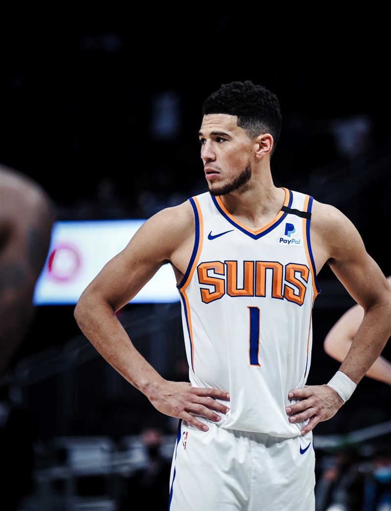 NBA鳳凰城太陽球星布克4日晚間拿下31分,助球隊在延長賽以134比118擊敗地主克里夫蘭騎士。(圖取自twitter.com/Suns)