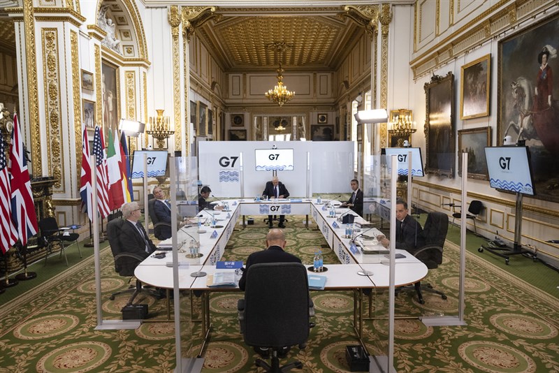 印度疫情嚴峻,甚至延燒至正在英國倫敦舉行的G7外長會議。有2名受邀與會的印度官員確診。圖為各國官員在參加G7會議時,中間用透明隔板區隔。(圖取自twitter.com/G7)