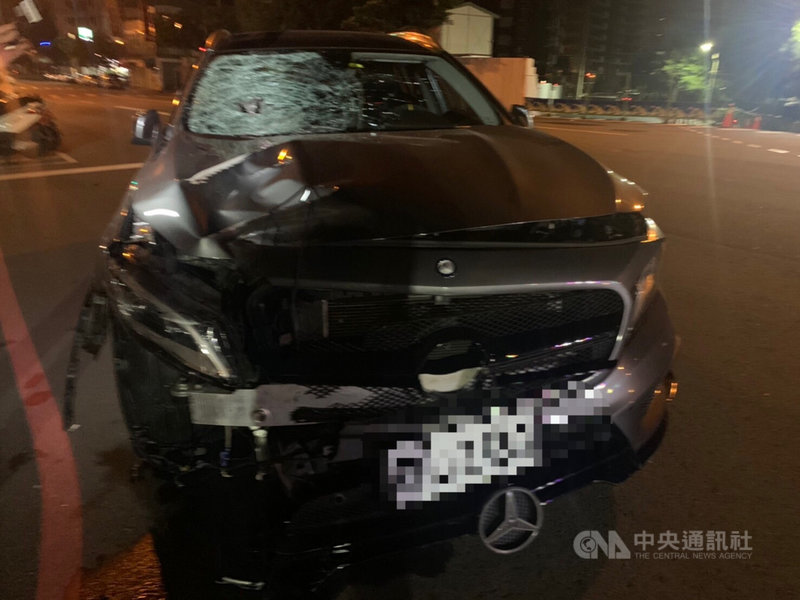 中市方姓男子5日凌晨酒後開車行經南區一處路口,撞上過馬路70歲陳姓婦人,陳女送醫後仍傷重不治。肇事的自小客車車頭與擋風玻璃嚴重凹陷。(民眾提供)中央社記者蘇木春傳真 110年5月5日