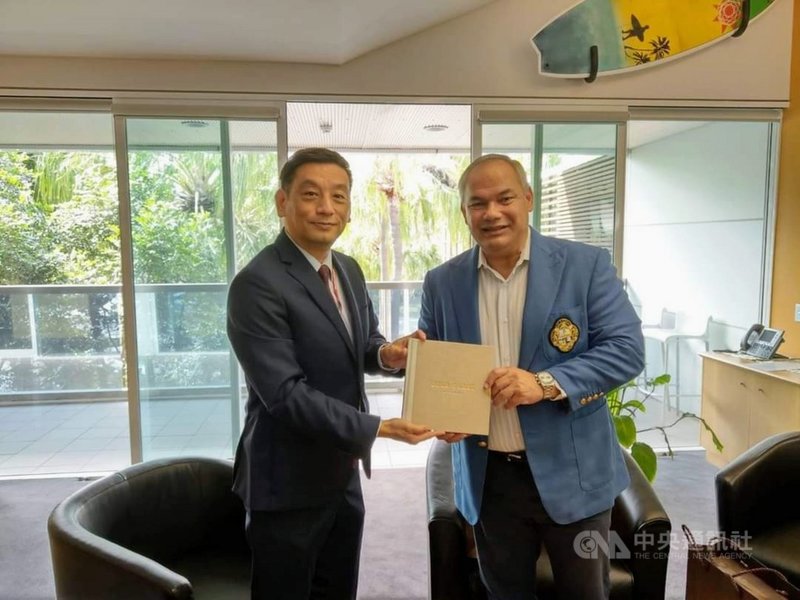 駐布里斯本台北經文處處長陶令文(左)近日履新,旋即走訪昆士蘭州各地並拜會黃金海岸市市長泰特(Tom Tate)。(駐布里斯本代表處提供)中央社記者丘德真雪梨傳真 110年5月5日