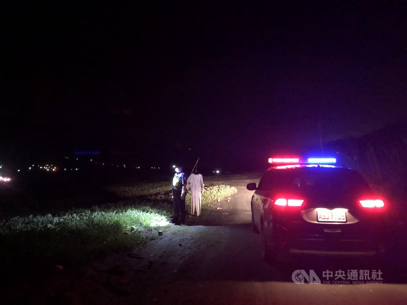 花蓮縣玉里鎮秀姑巒溪沿岸栽種的西瓜碩大甜美,將進入採收期,玉里警分局5月起執行「護瓜專案」,日夜巡查,保護農民血汗財產。(花蓮縣警察局提供)中央社記者李先鳳傳真 110年5月5日