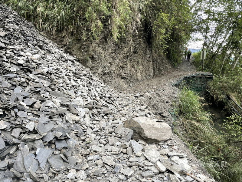 能高越嶺國家步道西段部分路段出現崩塌落石,尤其屯原登山口起450到500公尺處(圖)落石嚴重,林務局南投林區管理處5日宣布,10日起暫時封閉能高越嶺步道指標0到3公里處路段,登山者須改行替代路線。(南投林管處提供)中央社記者蕭博陽南投縣傳真 110年5月5日