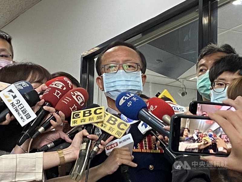 北市黑衣人潑灑蟑螂案經查與餐廳業者財務糾紛有關,警方4日拘捕5嫌送辦。台北市政府警察局長陳嘉昌(中)5日表示,針對外界多所揣測,偵辦結果顯示完全沒這回事,放下心中大石。中央社記者黃麗芸攝 110年5月5日
