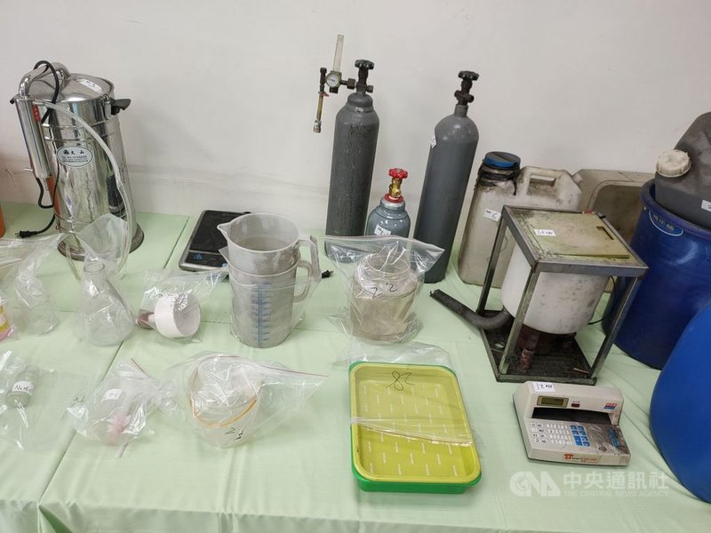 高雄市楠梓警分局等單位經數月跟監查緝,在鳳山區一間鐵皮工廠破獲製毒工廠及製品,並先後逮捕4嫌到案,起出毒品製造器具。(警方提供)中央社記者王淑芬傳真 110年5月5日