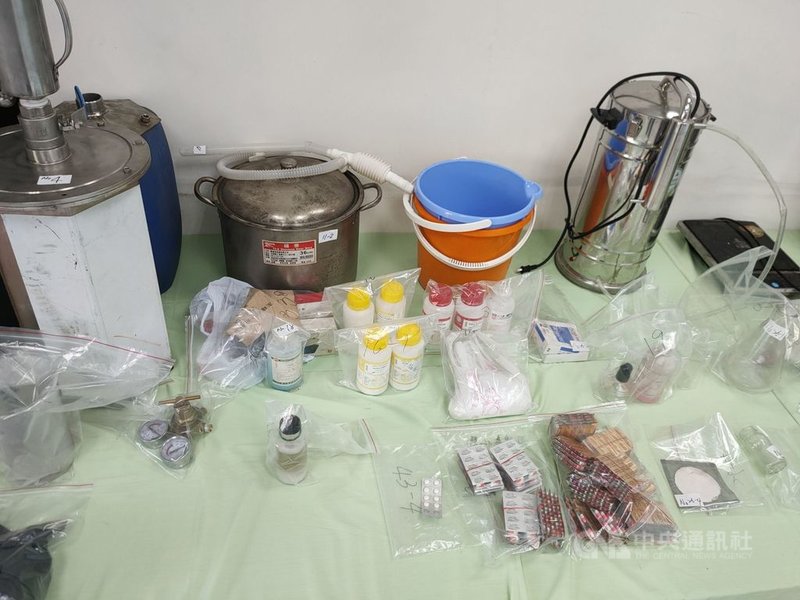 高雄市楠梓警分局今年初獲線報,陳男在鳳山一間鐵工廠以感冒藥丸萃取製成安非他命牟利,警方5日宣布於4 日查緝逮捕4嫌到案,並起出製毒工具及毒品一批。(警方提供)中央社記者王淑芬傳真 110年5月5日