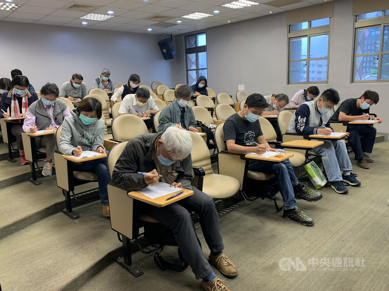 花蓮縣政府觀光處長張志翔5日指出,109年起開辦基礎班及進階班的天文解說培訓課程,並與花蓮縣天文協會合作辦理認證考試,今年上半年舉辦首場「花現天文解說員」認證,經口試、筆試考核,共有7名學員取得三星級解說員資格。(花蓮縣政府提供)中央社記者張祈傳真 110年5月5日
