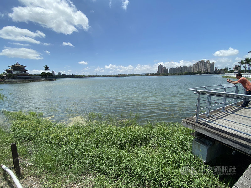 高雄市水利局指出,澄清湖水庫蓄水量4月中旬曾低至87萬噸,預估5月水情燈號恐轉紅燈;高市府努力開鑿地下井並與水利署南水局共同增調水源,由南化水庫聯管增供引水及調度取用高屏溪地面水等,優先蓄存到澄清湖,讓澄清湖蓄水率突破9成,重現湖光美景。中央社記者董俊志攝 110年5月5日