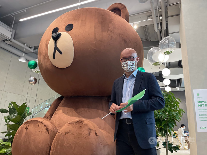 通訊軟體LINE位於台北市內湖區的新辦公室5日對外亮相,1樓進駐高達4公尺的Mega Brown巨型熊大玩偶,不僅是全球最大的熊大,更首度100%由台灣工匠打造,參與的製作團隊超過10人。中央社記者吳家豪攝 110年5月5日