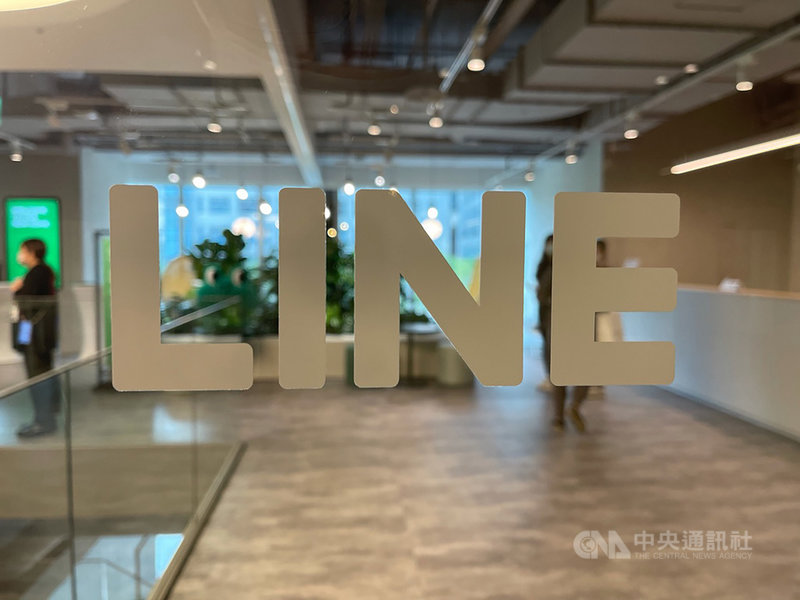 通訊軟體LINE位於台北市內湖區的新辦公室5日對外亮相,橫跨7個樓層,總面積超過3000坪,是目前LINE海外最大辦公室。中央社記者吳家豪攝 110年5月5日