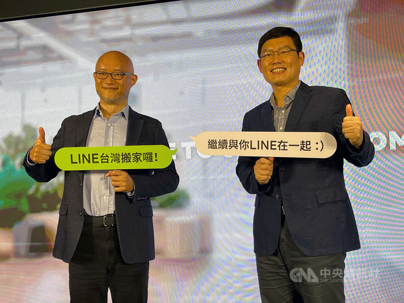 通訊軟體LINE位於台北市內湖區的新辦公室5日舉辦啟用媒體活動,邀請LINE台灣董事總經理陳立人(左)、LINE全球事業拓展部資深副總裁姜玄玭(右)出席。中央社記者吳家豪攝 110年5月5日