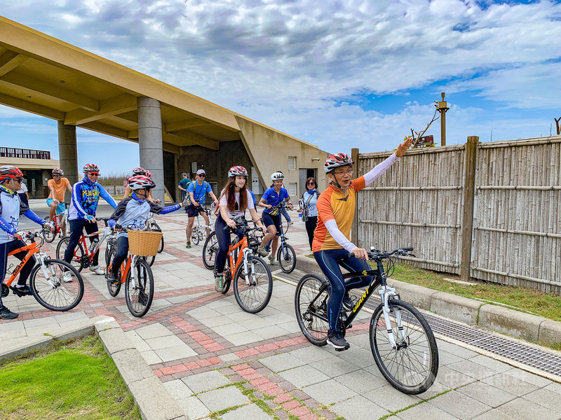 2021為台灣自行車旅遊年,交通部觀光局澎湖國家風景區管理處推出澎湖自行車跳島嘉年華活動,5日邀請踩線團率先體驗,為活動宣傳造勢。(澎湖國家風景區管理處提供)中央社 110年5月5日
