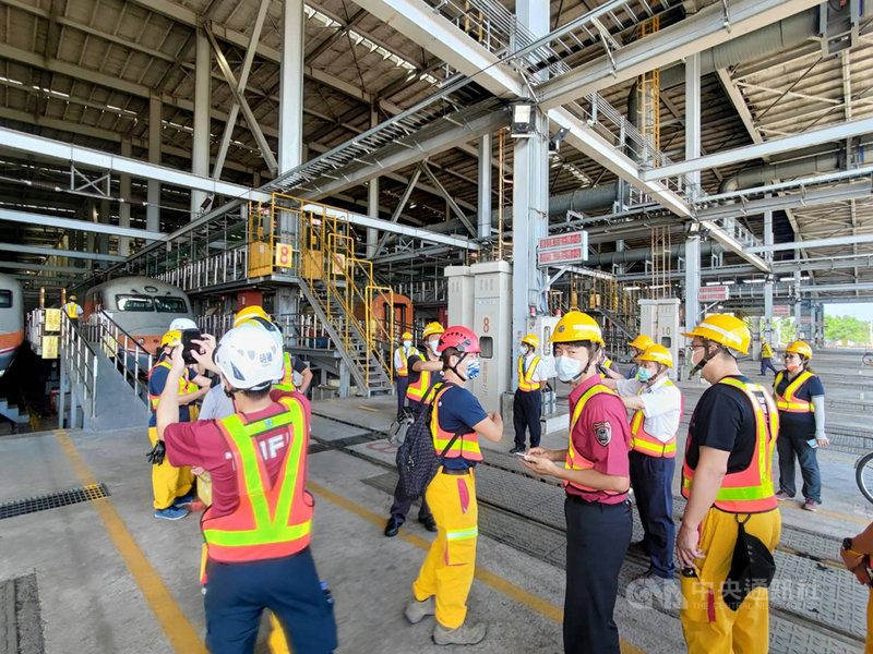 台南市消防局轄管台南鐵道各消防大隊逾30名消防人員,5日移師台鐵管理局屏東潮州基地進行火車救援訓練,確立重型救援行動方案,建立安全有效的搶救行動。(台南市消防局提供)中央社記者張榮祥台南傳真 110年5月5日