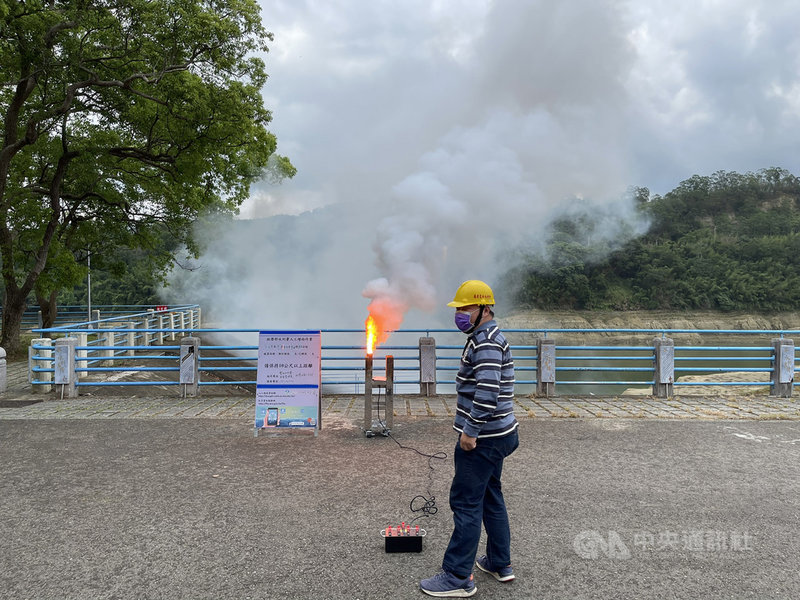 中央氣象局5日上午發布北北基大雨特報,中部以北及東半部也有局部雨或雷雨機率,水利署依雲系發展程度,陸續在石門、寶二、永和山、明德、鯉魚潭、曾文等水庫燃放人工增雨焰劑,但因降雨時間不長且雨勢不大,仍是難解水庫旱象。(民眾提供)中央社記者管瑞平傳真 110年5月5日